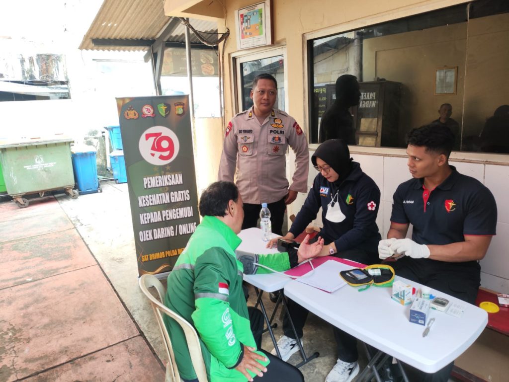 Satbrimob Polda Metro Jaya Gelar Pemeriksaan Kesehatan Gratis bagi Pengemudi Ojek Online di Pengkolan Gedung Stovia, Jl. Dr. Abdurrahman Saleh.  