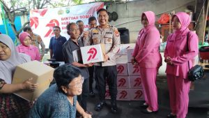 Peringati Hari Bhayangkara ke-79, Polsek Johar Baru Gelar Bakti Sosial Bagikan Sembako ke Warga.   