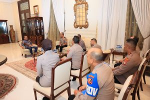 Dalam Rangka HUT Bhayangkara ke-79, Tim Mabes Polri Lakukan Anjangsana ke Mantan Kapolri Jenderal (Purn) Drs. Badrodin Haiti.   