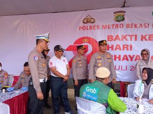 Sambut HUT Bhayangkara Ke-79 Polres Metro Bekasi Kota Gelar Bakti Kesehatan dan Bagikan Sembako.   