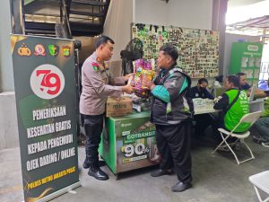 Dalam Rangka HUT Bhayangkara ke-79, Polres Metro Jakarta Pusat Gelar Pemeriksaan Kesehatan Gratis untuk Pengemudi Ojek Online.    