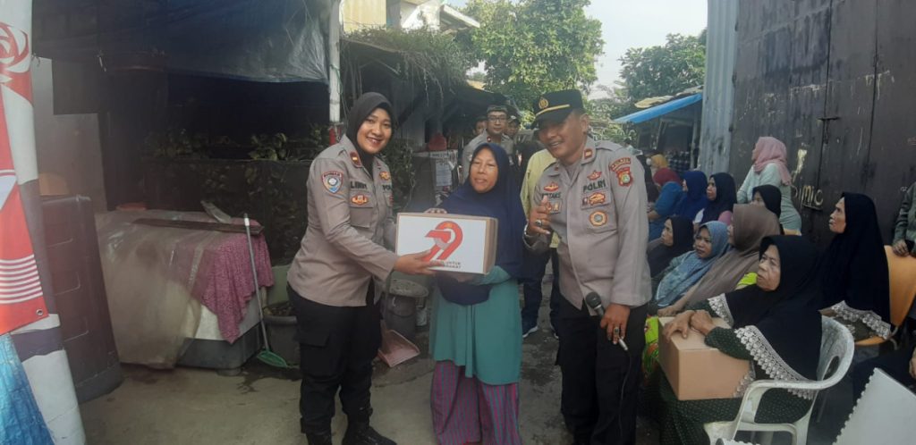 Polsek Ciputat Timur Salurkan 50 Paket Sembako dalam Rangka HUT Bhayangkara ke-79 di Kelurahan Rengas.    