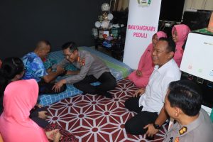 Kapolres Metro Jakarta Utara Kunjungan Anggota Sakit dalam Rangka Anjangsana Hari Bhayangkara Ke-79.   