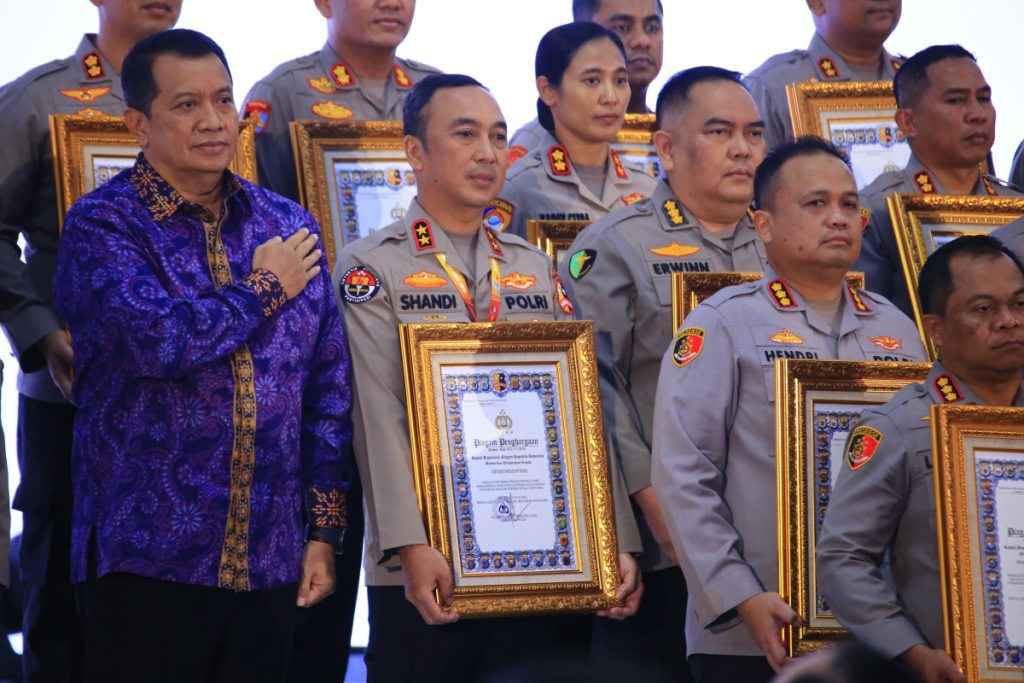 Menteri Rini Sampaikan Apresiasi Divisi Humas Polri Atas Penghargaan Zona Integritas.   