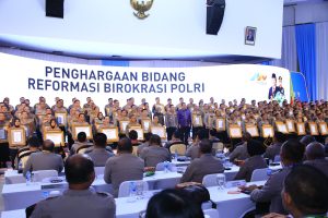 Kapolri Berikan Penghargaan Pembangunan Zona Integritas WBK Kepada Divisi Humas Polri.   