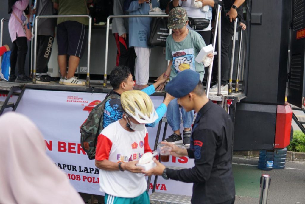 Brimob Polda Metro Jaya Hadirkan Kendaraan dapur lapangan di CFD Semarak Hari Bhayangkara ke-79.   