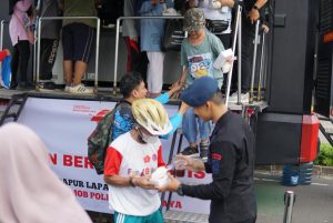 Brimob Polda Metro Jaya Hadirkan Kendaraan dapur lapangan di CFD Semarak Hari Bhayangkara ke-79.   