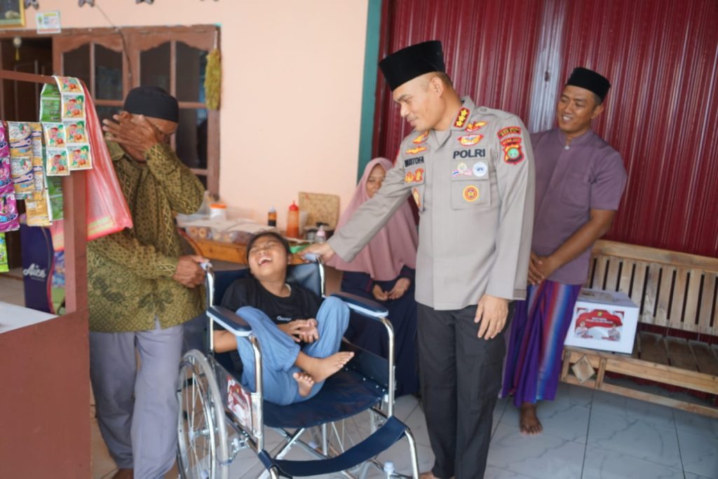 Dalam Rangka hari Bhayangkara ke- 79 , Kapolres Metro Bekasi Berikan Kursi Roda Bantu Habiba Lawan Keterbatasan.   