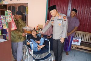 Dalam Rangka hari Bhayangkara ke- 79 , Kapolres Metro Bekasi Berikan Kursi Roda Bantu Habiba Lawan Keterbatasan.   