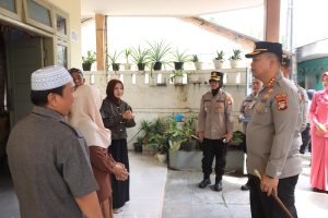 Anjangsana Kapolres Metro Bekasi Kota ke Keluarga Almarhum Aiptu Aceng Kurnaedi: Wujud Kepedulian di Momen HUT Bhayangkara ke-79.     
