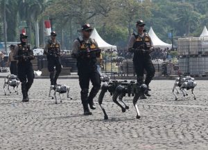Robot Humanoid dan K9: Mimpi Inovasi Teknologi Polri dalam Syukuran Hari Bhayangkara ke-79.    