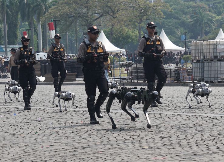 Robot Humanoid dan K9: Mimpi Inovasi Teknologi Polri dalam Syukuran Hari Bhayangkara ke-79.    