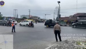 Atur Arus Lalu Lintas dan Cegah Gepeng, Dishub Tempatkan Petugas di Simpang Garuda Sakti.   