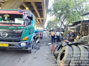 Tindak Lanjut Polemik Parkir Liar, Dishub dan Polantas Tertibkan Truk Kontainer di Jalan Raya Cilincing.   