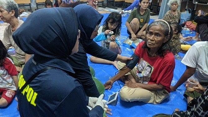 Polisi Hadir untuk Menyembuhkan: Sentuhan Kemanusiaan di Tengah Banjir Jakarta Timur”  