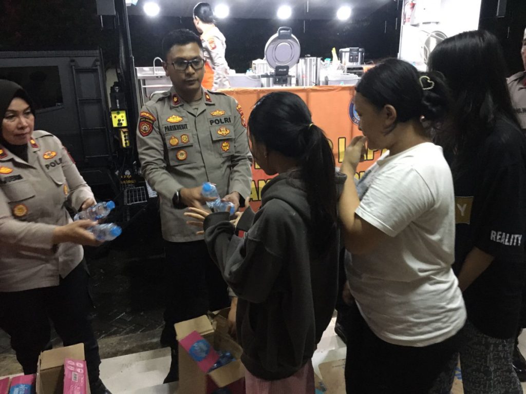 Ditpamobvit Polda Metro Jaya Salurkan 300 Paket Makanan untuk Warga Terdampak Banjir di Makasar, Jaktim.   