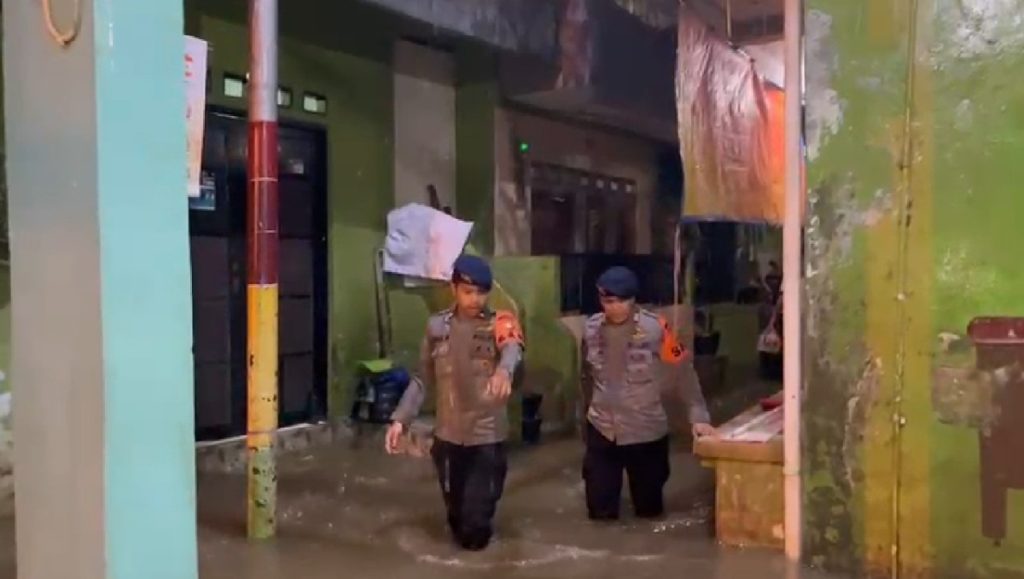 Patroli Tim SAR Satuan Brimob Polda Metro Jaya pastikan keselamatan warga Jakarta.   