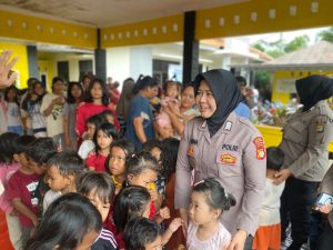 Polwan Polres Metro Bekasi dan Tim Psikologi Polda Metro Jaya Gelar Trauma Healing untuk Korban Banjir di Tambelang.  
