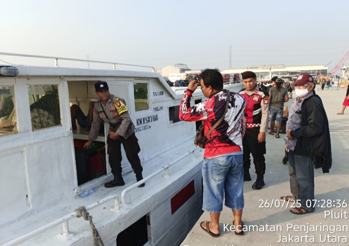 Polsek Kawasan Sunda Kelapa Polres Priok Laksanakan Pengamanan Wisata Kepulauan Seribu di Dermaga Kali Adem.   