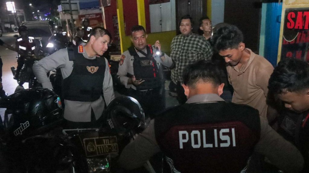 Polres Metro Jakarta Timur dan Polsek Cakung Gelar Patroli Gabungan, Tegakkan Keamanan dan Cegah Tawuran demi Rasa Aman Warga.    
