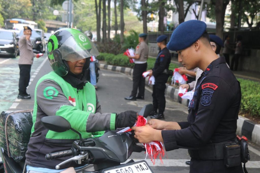 Brimob Metro Jaya Bagikan 5.000 Bendera Merah Putih kepada Warga Jakarta Jelang Hari Kemerdekaan RI.  