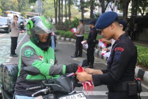 Brimob Metro Jaya Bagikan 5.000 Bendera Merah Putih kepada Warga Jakarta Jelang Hari Kemerdekaan RI.  