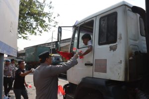 Kapolres Pelabuhan Tanjung Priok Bagikan Bendera Merah Putih, Ajak Masyarakat Kobarkan Semangat Nasionalisme.