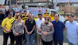 Polda Lampung bersama Perum Bulog Kanwil Lampung menjual beras sebanyak 2,2 ton kepada masyarakat Bandar Lampung di Tugu Adipura, Minggu (10/8/2025).   