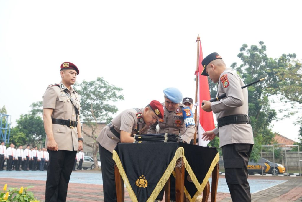 Kapolres Metro Bekasi Pimpin Sertijab, Pengukuhan, dan Kenal Pamit Pejabat Baru di Gedung Promoter.   