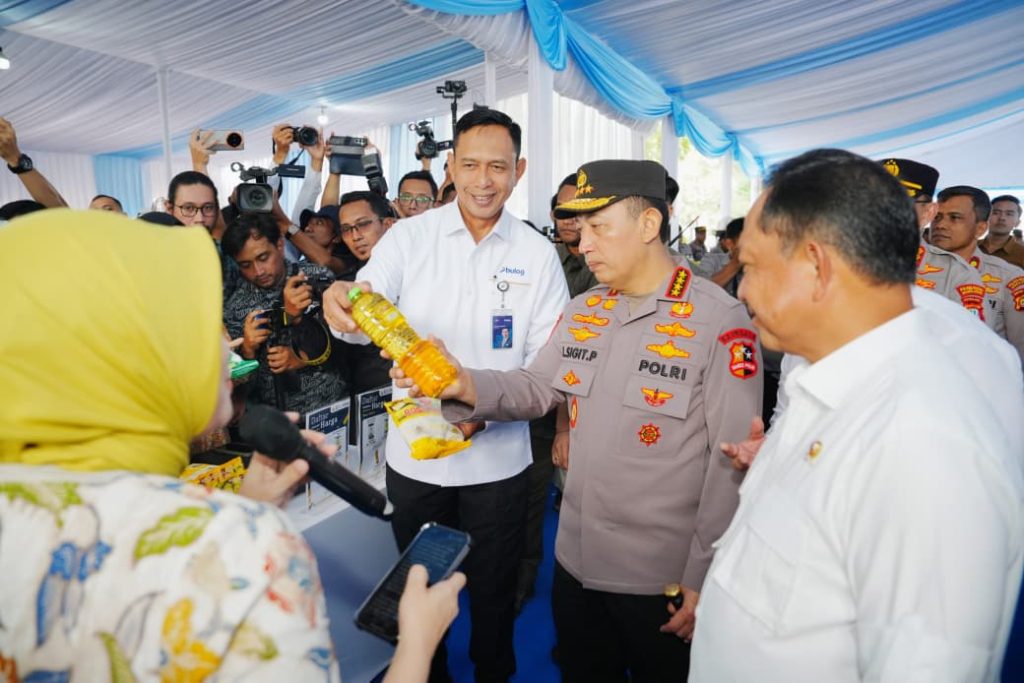 Polri dan Bulog Kick-Off Gerakan Pangan Murah Serentak di Seluruh Indonesia.   