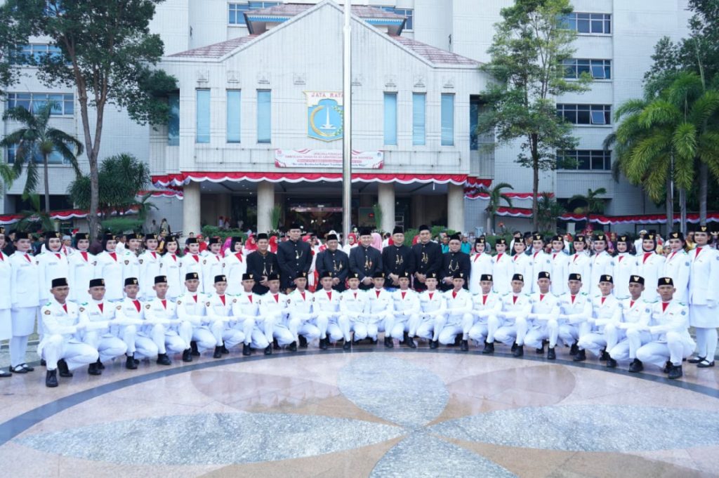 Semarak HUT ke-80 RI, Kapolres Metro Jakut Bersama Forkopimko Ikuti Upacara Bendera.   